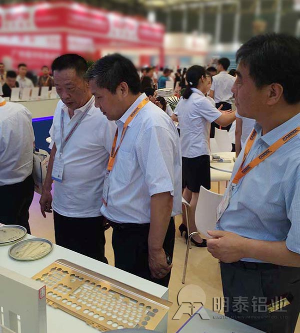 绿巨人色多多铝业展会现场